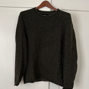Men's Crewneck Textured Sweater in Dark Olive